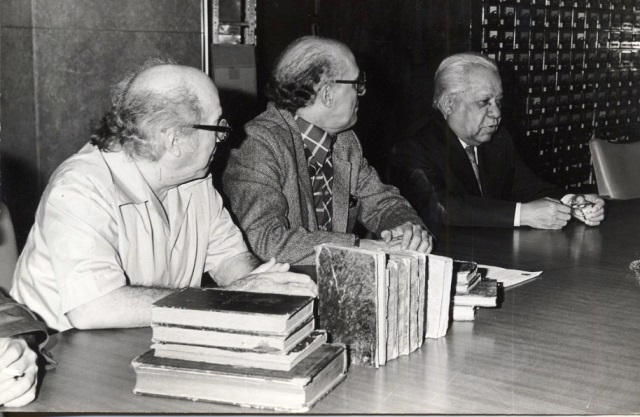 Foto de Nicolás Guillén, junto al escritor Ángel Augier y el director Julio Le Riverend, dona libros antiguos a la Biblioteca Nacional, marzo de 1981. Colección de fotografías BNJM.
